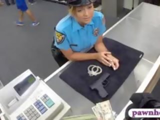 Gros seins police officier baisée par pawn homme à gagner supplémentaire argent