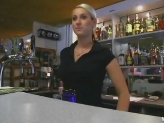 Grande tette amatoriale bartender pagato scopata