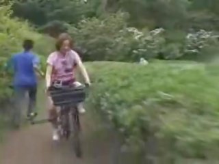 Japonesa gaja masturbava enquanto a montar um specially modified sexo bike!