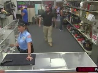Sexy dhe gjoksmadhe polic oficer shet të saj firearm merr fucked